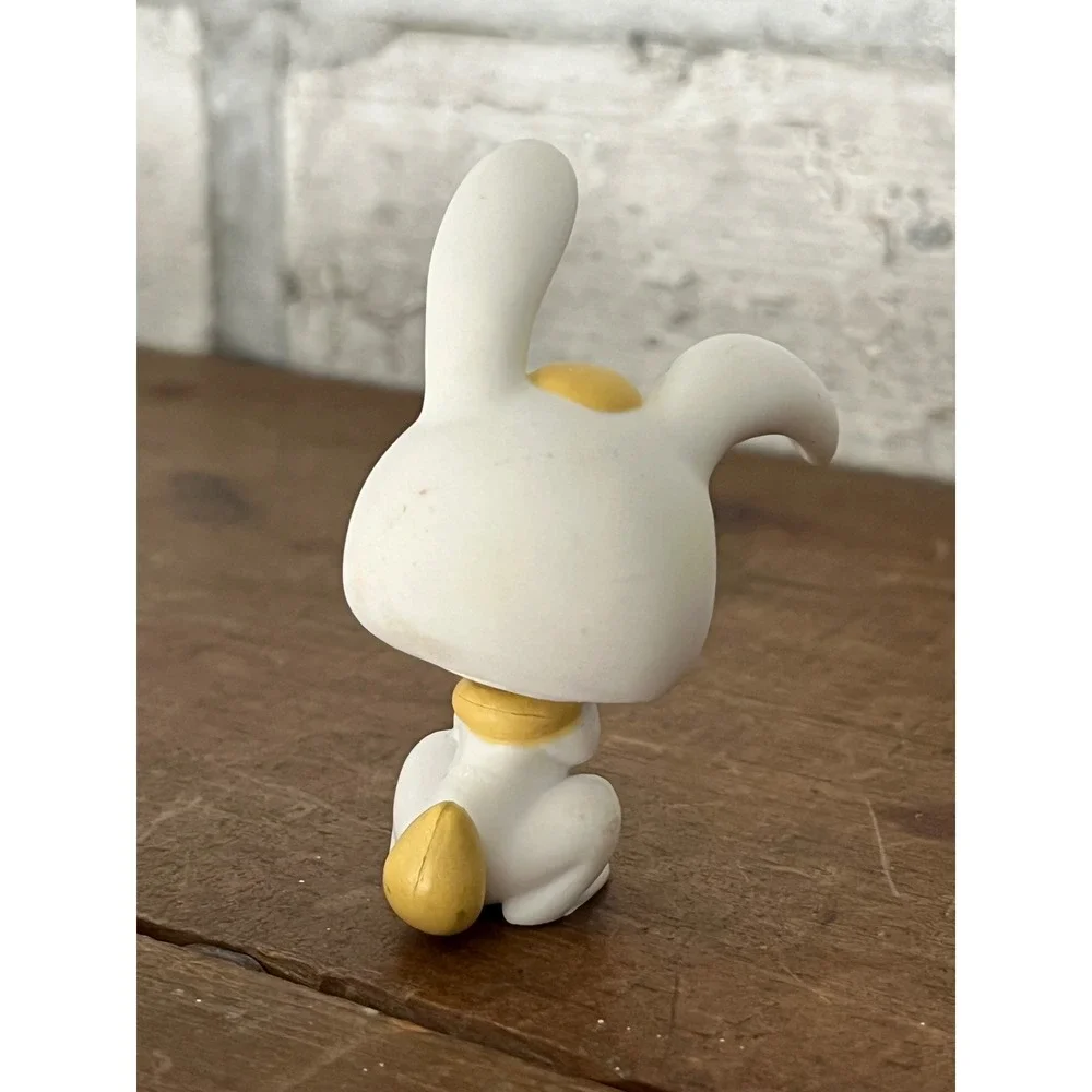 Littlest‎ Pet Shop LPS #245 White & Yellow Bunny Rabbit Green Eyes Red Magnet